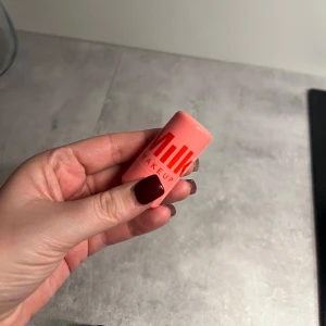 Milk blush - Ligger bara i min smink låda så hoppas den hittar ett nytt hem 💅🏻💗