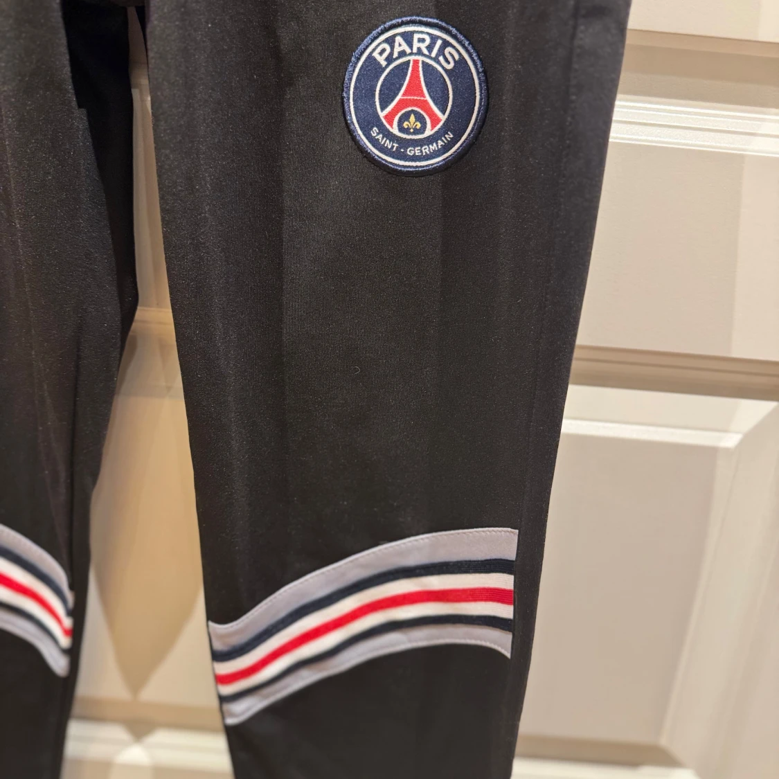 Grå och svart träningsjacka och byxor från Jordan - 93