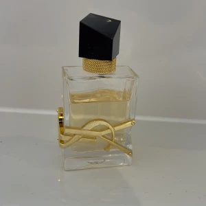 Ysl parfym - Hej! Säljer denna då jag inte använder den speciellt ofta längre. Mer än halva är kvar och den är 50ml.