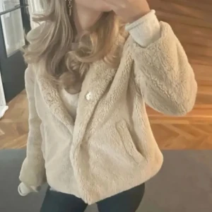 Beige teddyjacka Zara - Superfin Teddy jacka från Zara. Storlek M. Bra skick! Säljer billigt för att jag vill bli av med den. Fast pris!