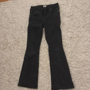 Svarta bootcut jeans från 157❤️ - Snygga svarta bootcut jeans från 157 i storlek S. De har en låg midja och är perfekta för en avslappnad stil. Jeansen har klassisk femficksdesign och dragkedja.