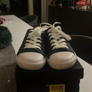 Blå sneakers från Tommy Hilfiger - Har används en gång 