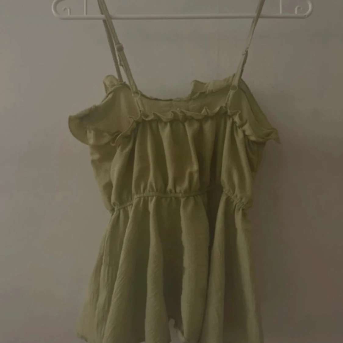 Olivgrön topp med volangdetaljer - 90