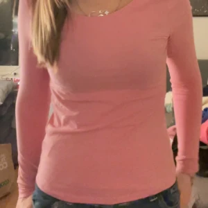 Rosa långärmad topp från 157 - Säljer en rosa långärmad topp från 157 i storlek S. Tillverkad av 95% bomull och 5% elastan, vilket ger en skön och stretchig passform. Perfekt för en avslappnad stil.