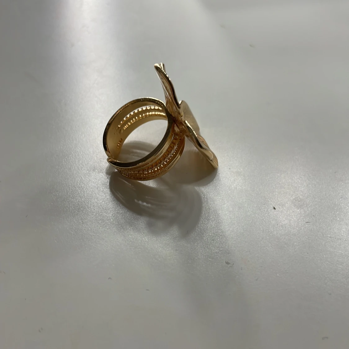 Guldfärgad blomformad ring - 90