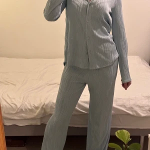 Ljusblå set från Gina Tricot - Säljer detta setet från Gina Tricot i storlek XS. Har används fåtal gånger. Originalpriset är 800kr. Köpa de separat är 200kr per plagg, BÅDA FÖR 300kr! 😱 Vid frågor kontakta mig! 💕