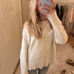 Stickad vit tröja - Vit stickad tröja från Zara, lite oversized i storlek S ( brukar ha XS och S)