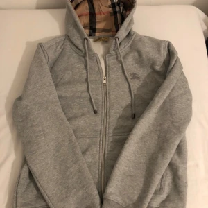 Burberry Kofta  - Nästan sprillans ny kofta från burberry med ett skönt och vackert material!! Koftan köptes för 2700kr men var för liten och har bara legat i garderoben. 