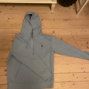 Ralph Lauren Kofta - Tja säljer min ljusblåa Ralph Lauren kofta i storlek M. Den är använd fåtal gånger men är i nyskick. Pm för frågor //Alexander