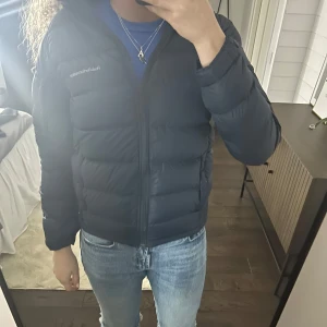  Peak Performance jacka - Säljer en mörkblå dunjacka från Peak Performance. Jackan har en dragkedja framtill och är långärmad med skidkorts ficka vid ärmen. Perfekt till både skidåkning och vardagen. Storlek är 170 som jag skulle säga passar s och xs. Skriv vid intresse!!💕💕