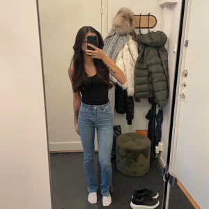  Jeans med slits från Zara - Snygga jeans med slits från Zara i storlek XS. Byxorna har en liten slits vid bensluten och är uppsydda för mig som är 164 cm lång.