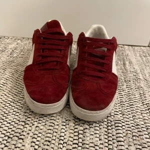 valentino flycrew i vinröd - säljer ett par valentino flycrew i färgen vinröd med box,påse,och ett kuvert ifrån valentino skriv vid minsta fundering och godkänner även BYTEN