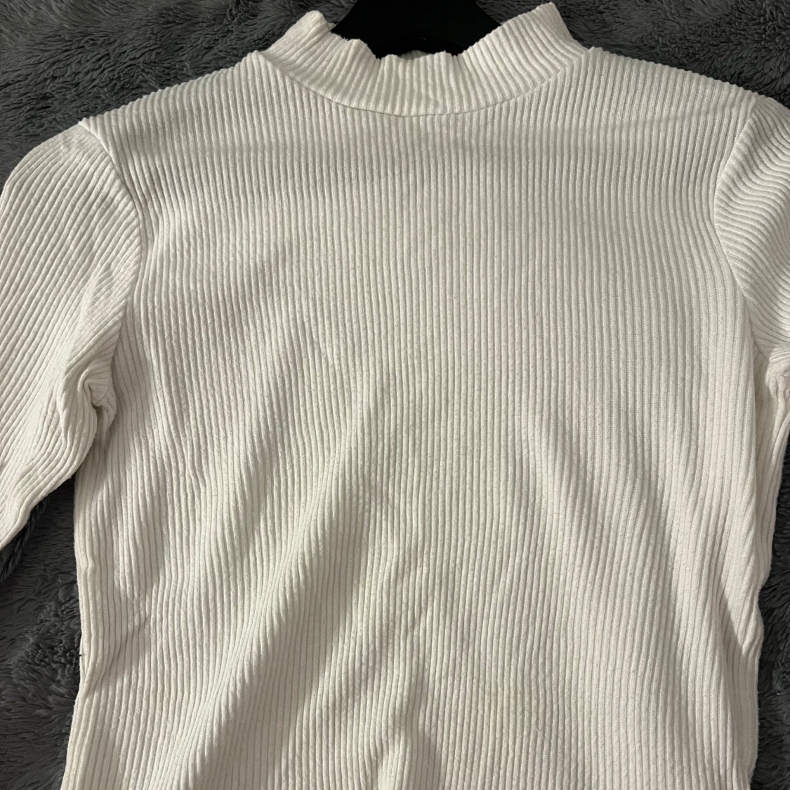 Vit ribbad polotröja - 91