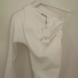 Vit långärmad off-shoulder topp från Zara - Helt ny med prislapp Normal i storleken                       HAR INGA BILDER PÅ💕