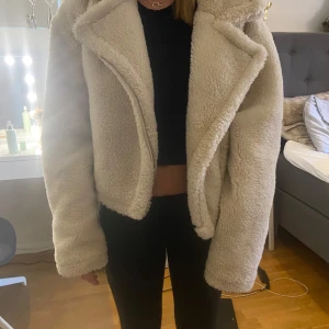Beige teddyjacka - Teddyjacka från na-kd knappt använd köptes för 600 skriv privat för mer information 