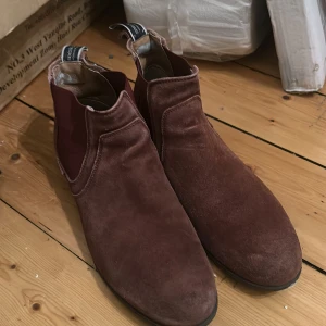 Bruna mocka boots från Sneaky Steve 44 - Snygga bruna mocka boots från Sneaky Steve. Perfekta för höst och vår med en stilren design och bekväm passform. Tillverkade i Göteborg med högkvalitativt material.