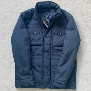 Jlindberg field jacket  - Helt ny vinter jacka från jlindberg! Riktigt fet vinterjacka, slutsåld överallt! Storlek S passar dig runt 170 uppåt till 180 . kontakta mig för fler frågor eller funderingar! Modellen är 175 och sitter perfekt. 