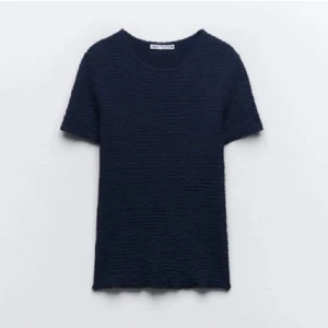 Mörkblå ribbad t-shirt från Zara - Snygg mörkblå t-shirt från Zara med ribbad textur. Nästan aldrig använd men har några trådar som sticker ut längst ner på tröjan och vid ena ärmen men absolut ingenting man tänker på. Skriv för fler bilder, pris kan diskuteras vid snabb affär❣️❣️