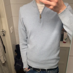 Stenströms Zip - Sjukt snygg, bekväm och fräsch zip tröja ifrån Stenströms som är i 100% merinoull - Storlek: S (Sitter som XS) - Skick: 9/10 - Nypris: 1999kr - Vårt pris: 999kr - DM för frågor & funderingar.