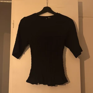 Svart ribbad topp - Säljer denna populära topp från Hm. Den är i bra skick inte mycket använd💞💞