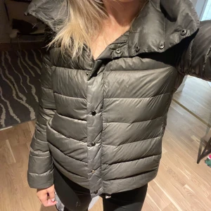  pufferjacka - Otroligt fin dunjacka ifrån Zara men går ej att få tag på längre. Jackan är mörkgrön och har lite glansigt material. Storlek S💓💓