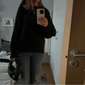 Mohair tröja från H&M - Svart stickad tröja i mohair från HM, storlek S. Superbra skick! Sydd i halsen hos sömmerska då den var lite stor, så nu är den perfekt. 