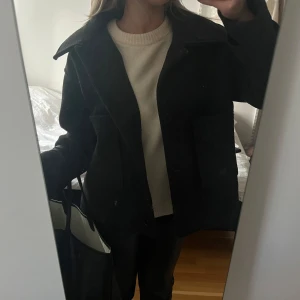 Svart kappa🩷 - Så stilren och snygg svart kappa ifrån Kappahl!!🩷storlek M men passar bra på mig som brukar ha xs/s! Köpt förra året för 900kr har jag för mig🩷