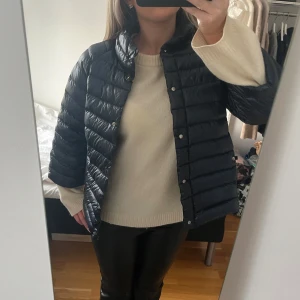 Trekvartsärmad jacka  - Herno liknande mörkblå dunjacka såå snygg nu till hösten🩷🩷köpt på plick för 900kr🩷en knapp är tyvärr borta men jackan funkar lika bra ändå det märks inte så mycke, jag har inte stört mig på det🩷storlek M men är som S