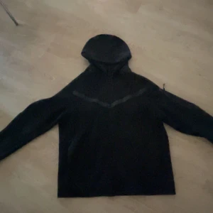 Svart Nike tech  - STEAAL!!! Säljer nu en helt ny Nike tech i svart färg. Den är oanvänd,  jag säljer då jag fick i present och fel storlek. Kan mötas upp i hela Skåne. Fraktar samma dag. Nypris är runt 1300:-