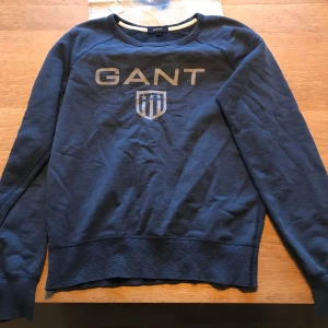 Gant Tröja  - En mörkblå gant tröja i bra skick. Skriv om du har frågor 