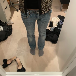 Miss me jeans - Intressekoll på dessa super snygga miss me jeans 💓 Inga synliga defekter Använd endast fåtal gånger. Kontakta mig innan ni köper ❤️