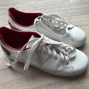 Valentino skor - Super snygga valentino sneakers med nitdetaljer som tyvärr inte kommer till användning längre. Enda deffekten är att sulan färgat av sig lite på insidan av skon, inget som syns vid användning❤️ Storlek 40.5 men passar 40.5-41.5  Köpt för 4000 på resale!