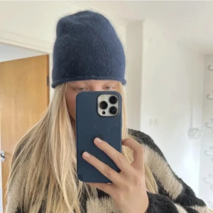 Kashmir mössa - Superfin mössa från Fwss, nypris 780. Skicket är nästintill nyskick. Lånade bilder. Materialet är Kashmir 