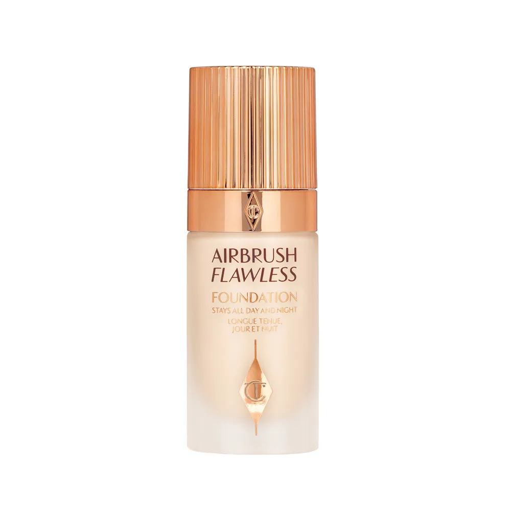 Airbrush flawless foundation i färg 4N. Endast testad en gång säljer pga det var fel färg på mig🥰 nypris:600. Skönhet.