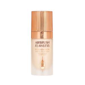 Airbrush flawless foundation i färg 4N. Endast testad en gång säljer pga det var fel färg på mig🥰 nypris:600