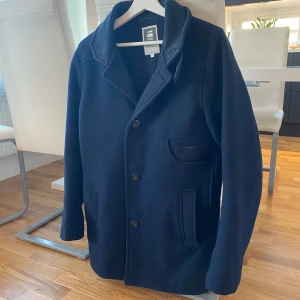 G-Star rock - Hej! Säljer nu en bekväm och stilren G-Star rock som passar perfekt nu till hösten när det börjar bli lite kallare. Bekväm rock med många fickor. Vid eventuella frågor är det bara att kontakta mig!