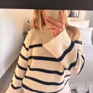 stickad tröja - använd endast 1 gång, helt perfekt mysig till vintern! passar alla från S-L. nypris är 1000kr ❣️❣️