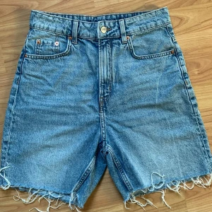 Shorts - Jeansshorts i storlek 36, knappt använda. 