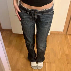 Jeans - Skitsnygga mörkblå jeans i storlek S!💕 I jätte fint skick, jag har väldigt sällan använt dem.  Straight fit, lite baggy beroende på din storlek.  Längd: 102 cm Skrev: 23 cm Midja: 23 cm (rakt över)  Lår bredd: 24cm (rakt över)  