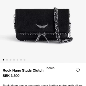 Rock Nano Studs Clutch - Säljer en supercool Rock Nano Studs Clutch i svart skinn. Den har snygga silverdetaljer och en kedja, skriv privat för egna bilder🩷