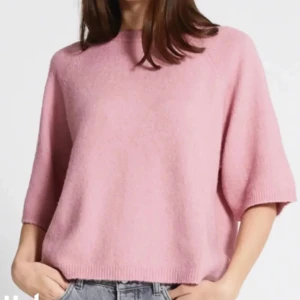 Rosa stickar T-shirt - Säljer denna superfina stickade t shirt från lager 157. Slutsåld på hemsidan!