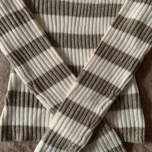 Stickad tröja - Översöt stickad tröja från H&M med ränder. Använd några gånger. Har lite tight passform!💗