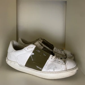 Valentino open - Valentino open skor i hyfsat skick, sulan är snesliten annars ba slitage. Storlek 44, skick 5/10. Pris går att diskutera 