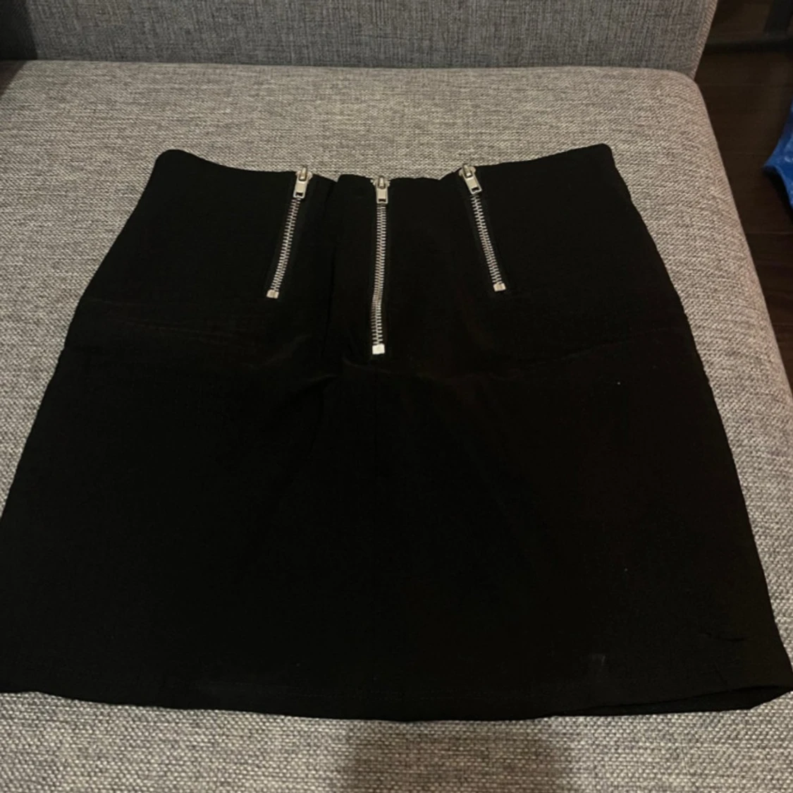 Svart kjol med dragkedjor från H&M