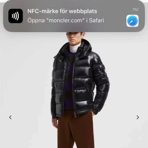 MONCLER MAYA SHORT DOWN JACKET - Säljer min killes Moncler jacka, som är i superfint skick och perfekt nu till vintern. Nypris ligger på 21500 och är i storlek 5 vilket innebär en XL.🤗