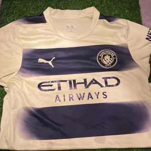 Manchester City bortställ 23/24 - Kom och köp och kontakta för samtal om tröjan eller flera bilder 