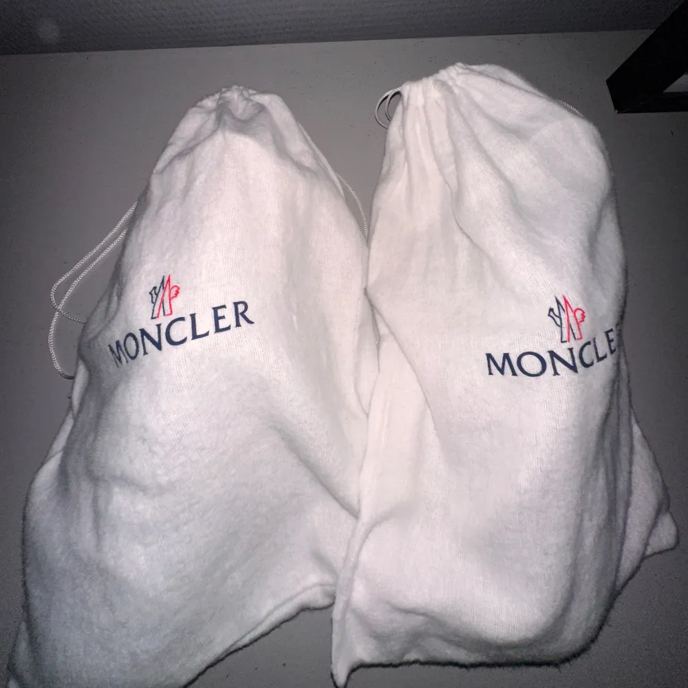 Säljer nu mina Moncler skor pga dom har växt ut mig, inga skador. Bara lite smutsiga men lätt att göra rent, finns andra snören till vid intresse. Prutbart! . Skor.