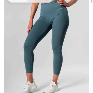 Relode Mercy tights  - Tights från Relode i modellen Mercy. De är i storlek L och i färgen teal. På bilderna ser de blåare ut men i verkligheten är de som bilden på modellen. Använda 1 gång.