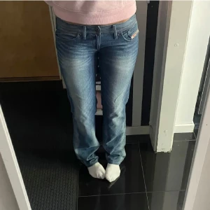 Diesel jeans - Snygga lågmidjade jeans från diesel. Köpte på Plick men de passade tyvärr inte. Midja:40, innerben:83 Bilderna är lånade!!💞💞