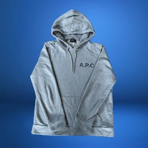 A.P.C Hoodie - Hej, säljer nu denna super snygga tröjan från A.P.C.👀✨ Nypris ca 1999kr.🤝 Leverans sker inom 48 timmar med instabox eller PostNord ✅ 8/10 skick finns mini slitage.🥂